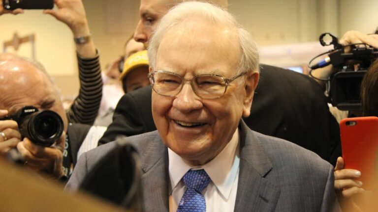 With £2,000, I’d make investments utilizing 3 insights from Warren Buffett